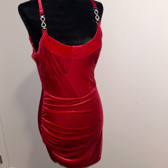 Beautiful red dress with beautiful straps for a night out. Size small. - Picture 3 of 6